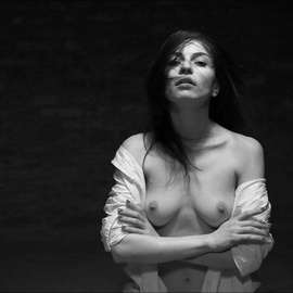 AKT / NUDE